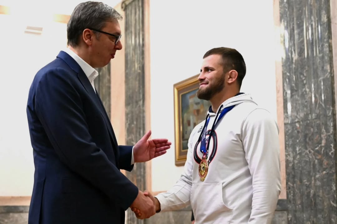 ZLATO ZA SRBIJU, PONOS ZA NACIJU: Vučić uručio zahvalnost rvaču Aleksandru Komarovu