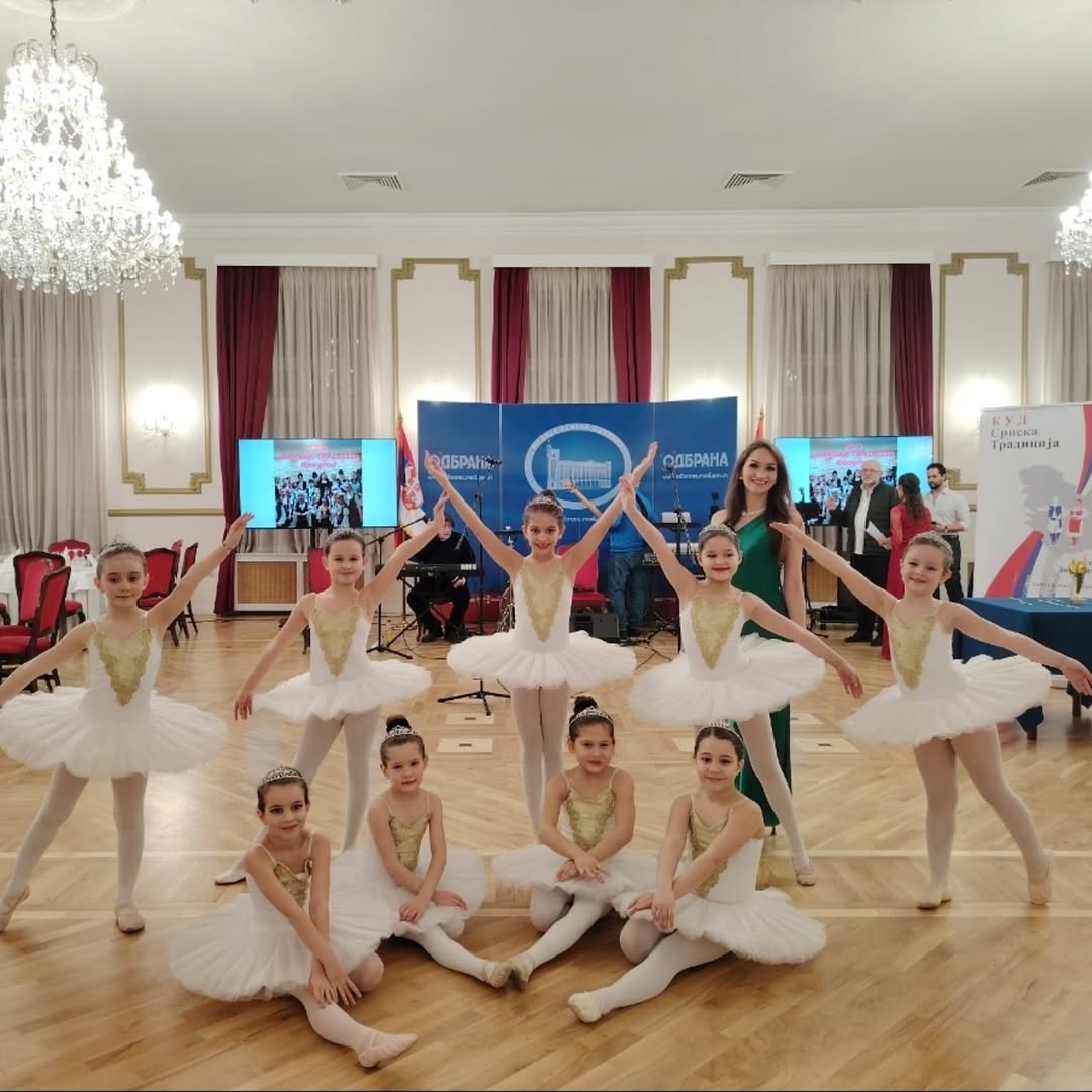 BALETSKI STUDIO „STAR“ U DOMU VOJSKE SRBIJE: Najstarije balerine oduševile na Svetosavskom balu