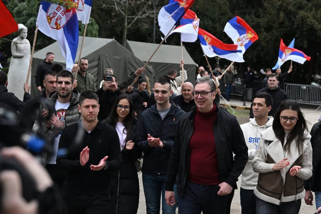 VUČIĆ POSETIO STUDENTE U PIONIRSKOM PARKU: Razgovor o rešenjima za akademsku godinu