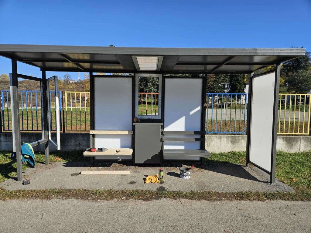 UREĐENA AUTOBUSKA STAJALIŠTA U RIPNjU: Voždovac nastavlja unapređenje komunalne infrastrukture i boljih uslova za građane