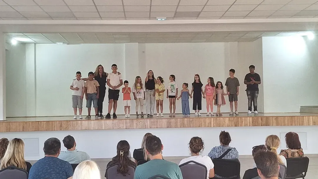 PRVI APLAUZI ZA MLADE GLUMCE U BELOM POTOKU: Održan javni čas besplatne škole glume pred ponosnom publikom