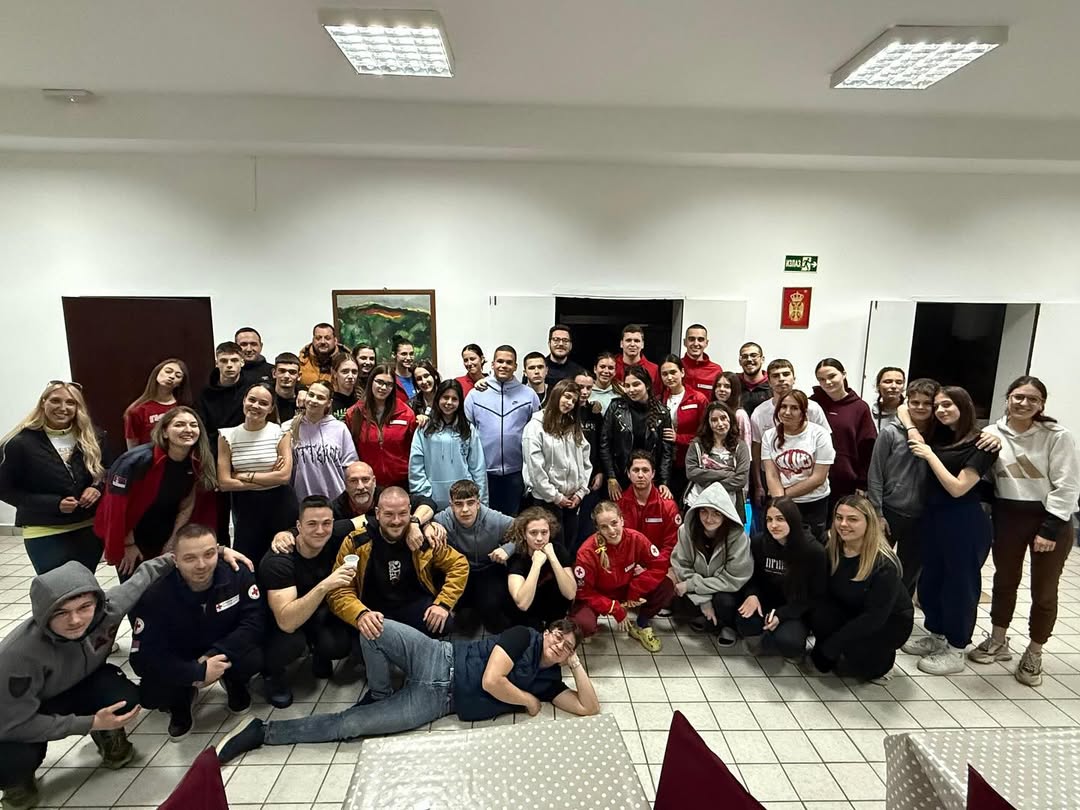 ZNANJE, HUMANOST I TIMSKI DUH: Volonteri Crvenog krsta Voždovac usavršavali veštine u kampu u Bogovađi