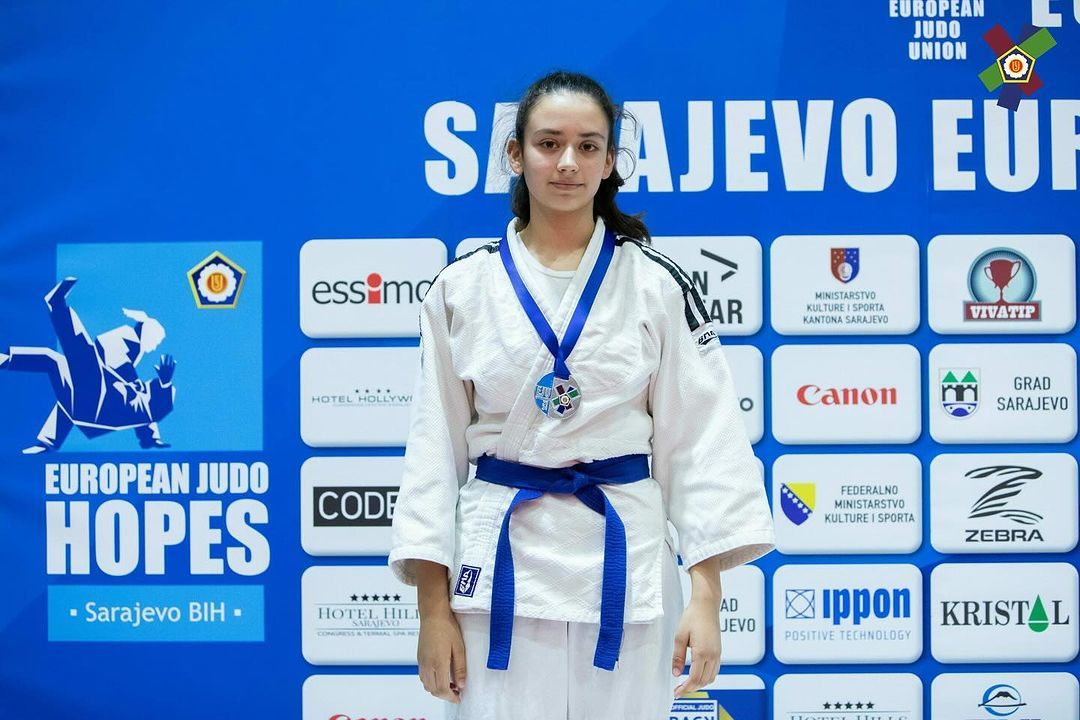 MIA DROBNJAK IZ DŽUDO KLUBA VOŽDOVAC ZRAČI SREBRNIM SJAJEM: Osvojila medalju na Evropskom prvenstvu u Sarajevu