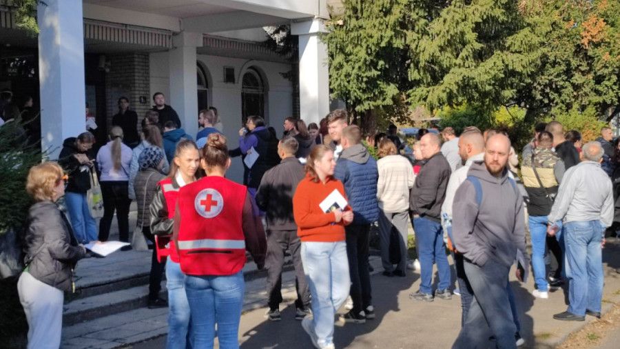 VELIKO SRCE NOVOSAĐANA: Stotine građana čeka u redu da da krv za povređene u tragediji