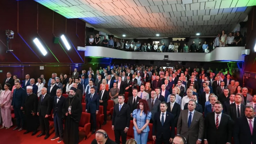 Zvanice na svečanoj sednici u sali u Beranama stoje tokom svečanog dela programa