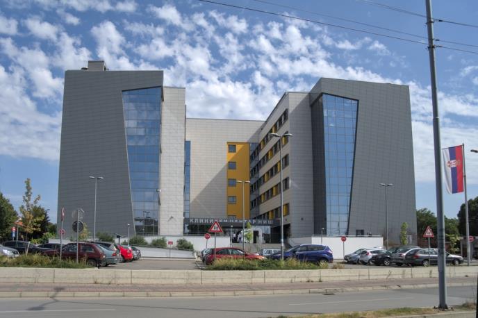Zgrada Univerzitetskog kliničkog centra Niš sa parkingom i srpskom zastavom ispred