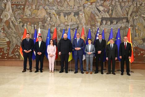 Zajednička fotografija učesnika konferencije ispred zastava zemalja kandidata za EU u Palati Srbija