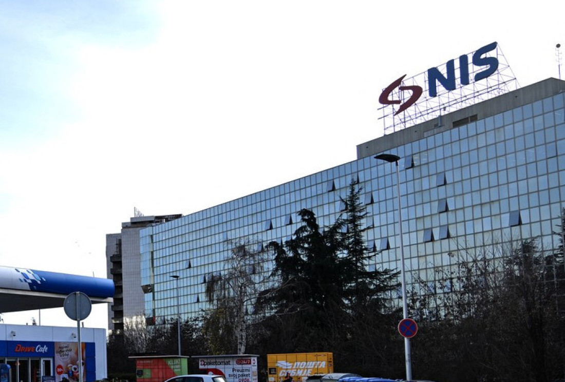 Poslovna zgrada NIS-a sa velikim znakom NIS na krovu, ispred nje benzinska stanica i drveće
