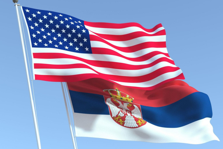 Zastave Sjedinjenih Američkih Država i Srbije kako se vijore