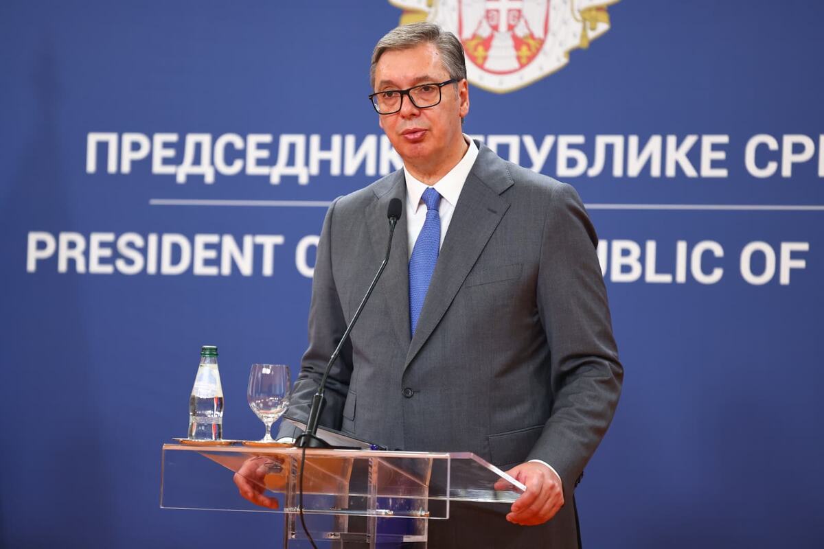 Aleksandar Vučić za providnom govornicom ispred plavog panoa sa natpisom Predsednik Republike Srbije
