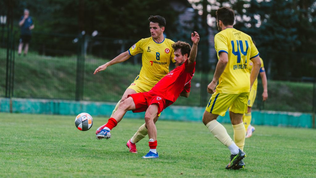 Fudbaleri Voždovca u žutim dresovima u duelu za loptu tokom kontrolne utakmice