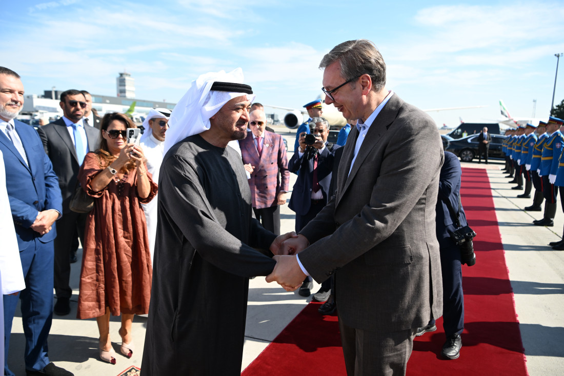 Aleksandar Vučić se rukuje sa šeikom Mohamedom bin Zajedom na aerodromu, pored crvenog tepiha i počasne garde