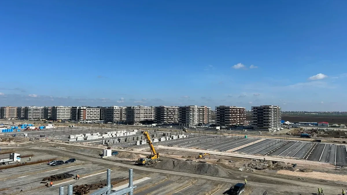 Gradilište Ekspo sela u Surčinu — niz stambenih zgrada i mehanizacija na terenu