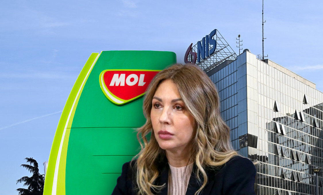 Ministarka Dubravka Đedović Handanović, u pozadini zgrada NIS-a i oznaka MOL benzinske stanice