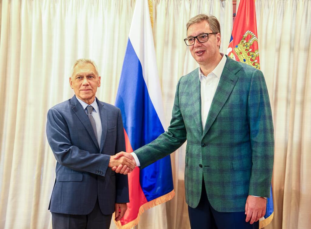 Aleksandar Vučić i Aleksandar Bocan-Harčenko rukuju se ispred zastava Rusije i Srbije