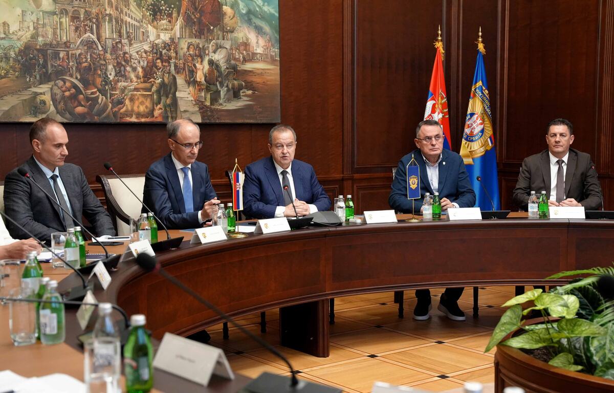 Zvaničnici za okruglim stolom na sednici o bezbednosti saobraćaja, u sredini ministar unutrašnjih poslova