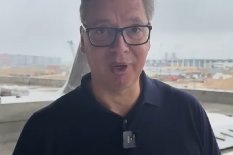 Predsednik Aleksandar Vučić na gradilištu Nacionalnog stadiona u Surčinu, sa građevinskim radovima u pozadini