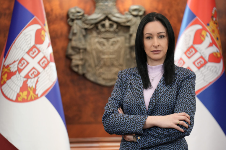 Zvanični portret ispred zastava i državnog grba Republike Srbije