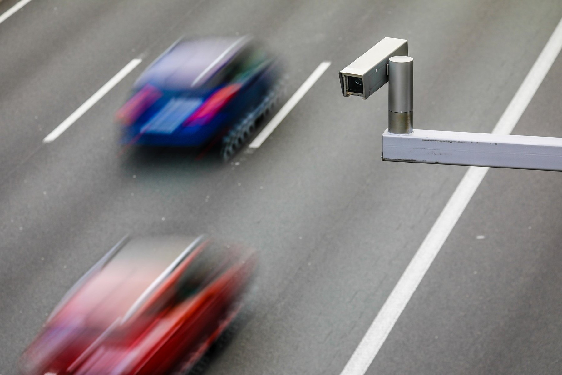 Kamera za merenje brzine iznad kolovoza i dva automobila u pokretu