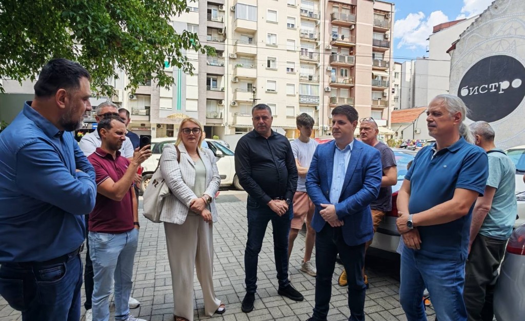 Predstavnici opštine Voždovac razgovaraju sa grupom stanara ispred stambene zgrade