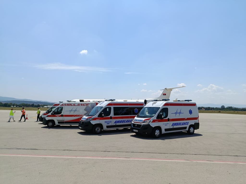 Tri sanitetska vozila na pisti niškog aerodroma pored aviona Vlade Srbije