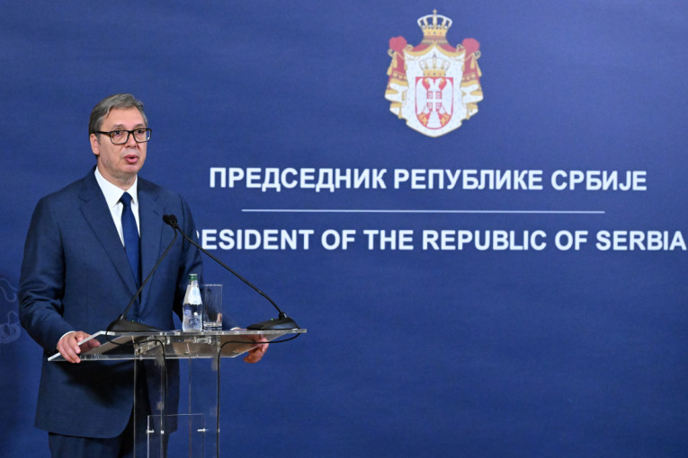 Predsednik Srbije Aleksandar Vučić za govornicom sa oznakom Predsednik Republike Srbije