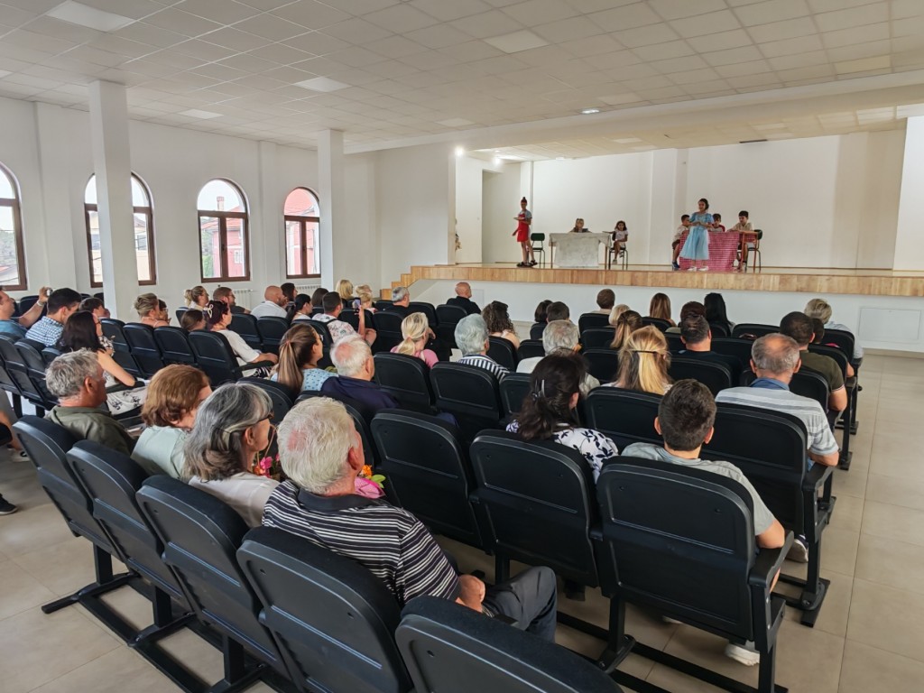 Publika u sali prati pozorišnu predstavu mladih glumaca na sceni