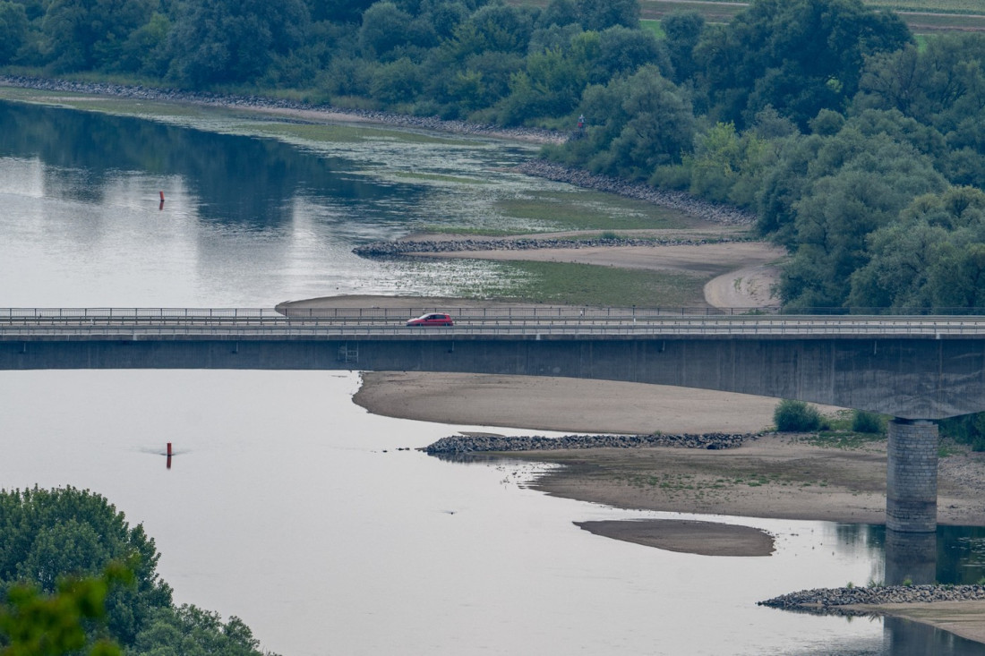 Reka sa vidno niskim vodostajem i otkrivenim peščanim sprudovima ispod mosta