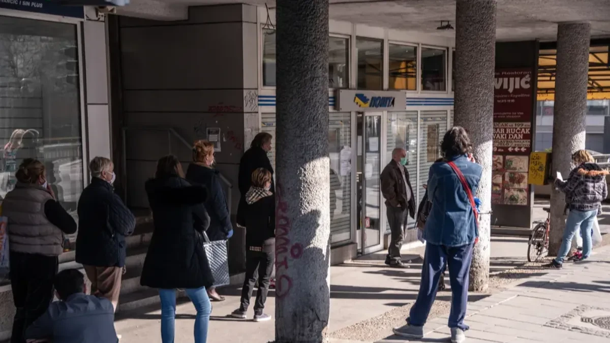 Građani čekaju u redu ispred ekspoziture pošte