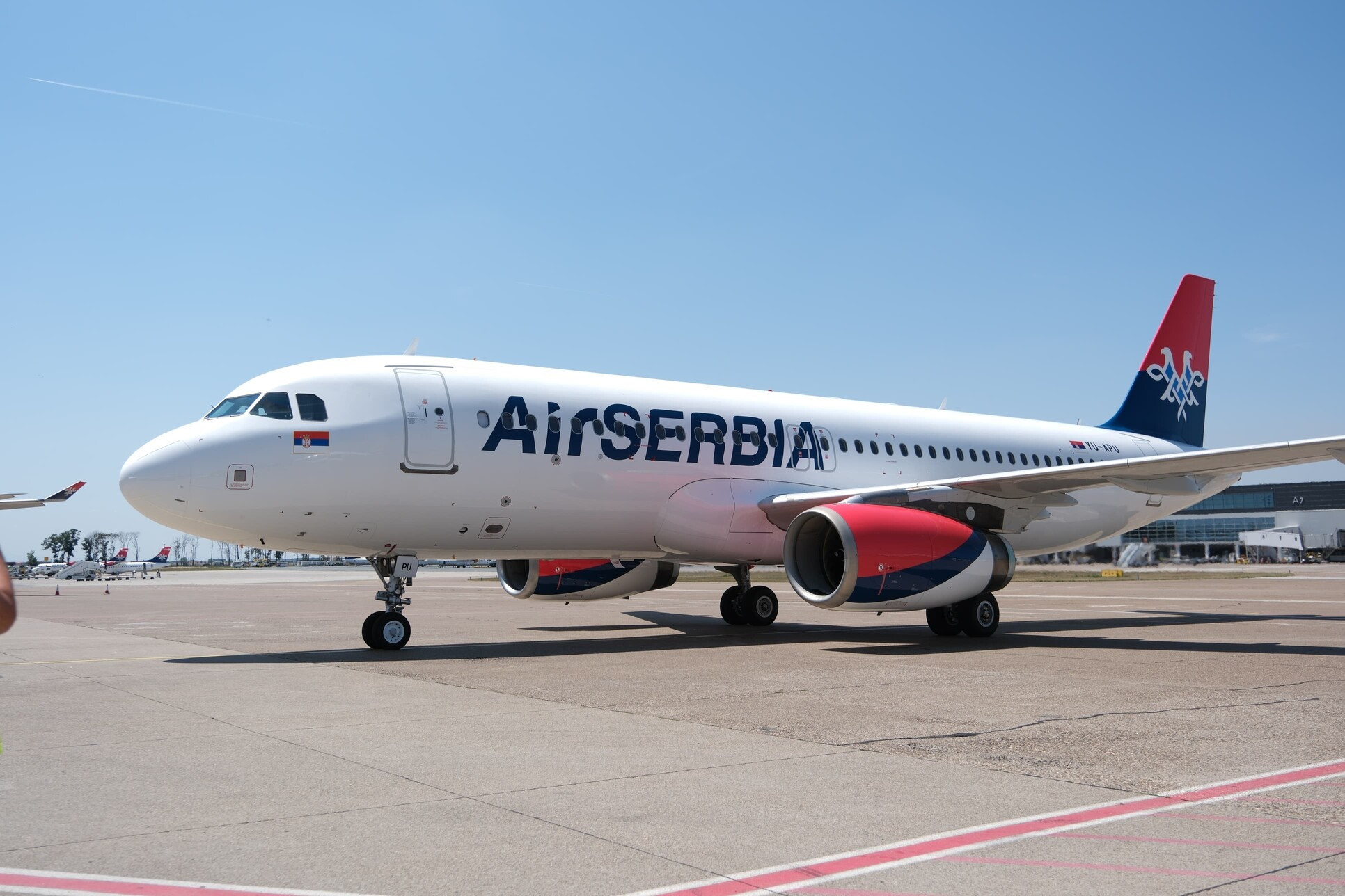 Avion Er Srbije tipa Airbus A320 na pisti beogradskog aerodroma