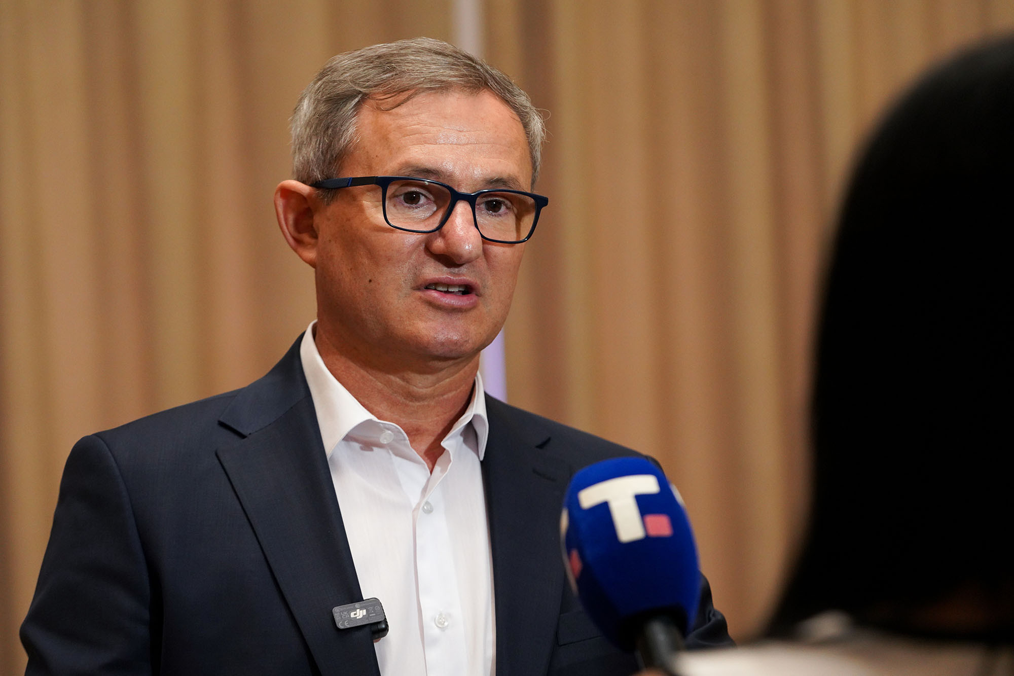 Ministar poljoprivrede Dragan Glamočić govori novinarima ispred mikrofona