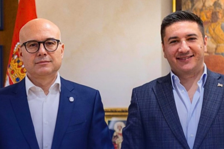 Miloš Vučević i Vladislav Dajković zajedno u prostoriji sa zastavama u pozadini