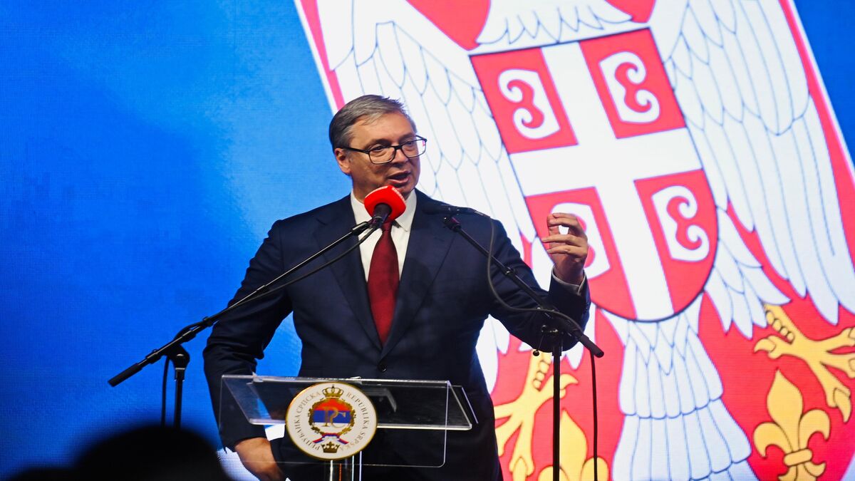 Aleksandar Vučić govori za govornicom ispred velikog srpskog grba