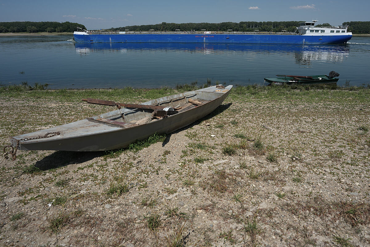 Čamac na isušenoj obali Dunava pri niskom vodostaju