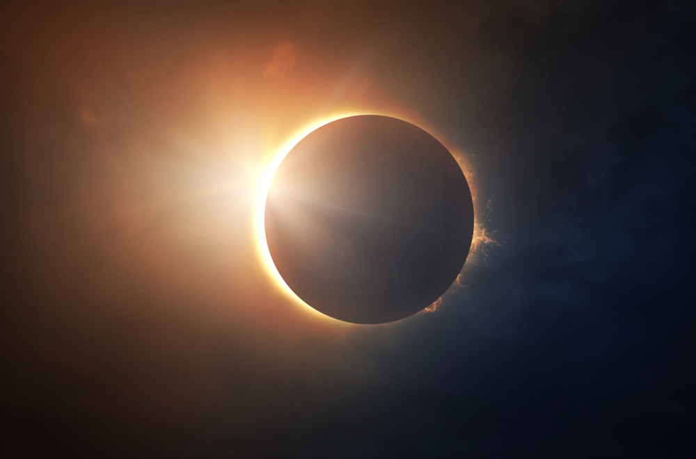 Pomračenje Sunca, tamni disk Meseca sa svetlosnim prstenom na tamnom nebu