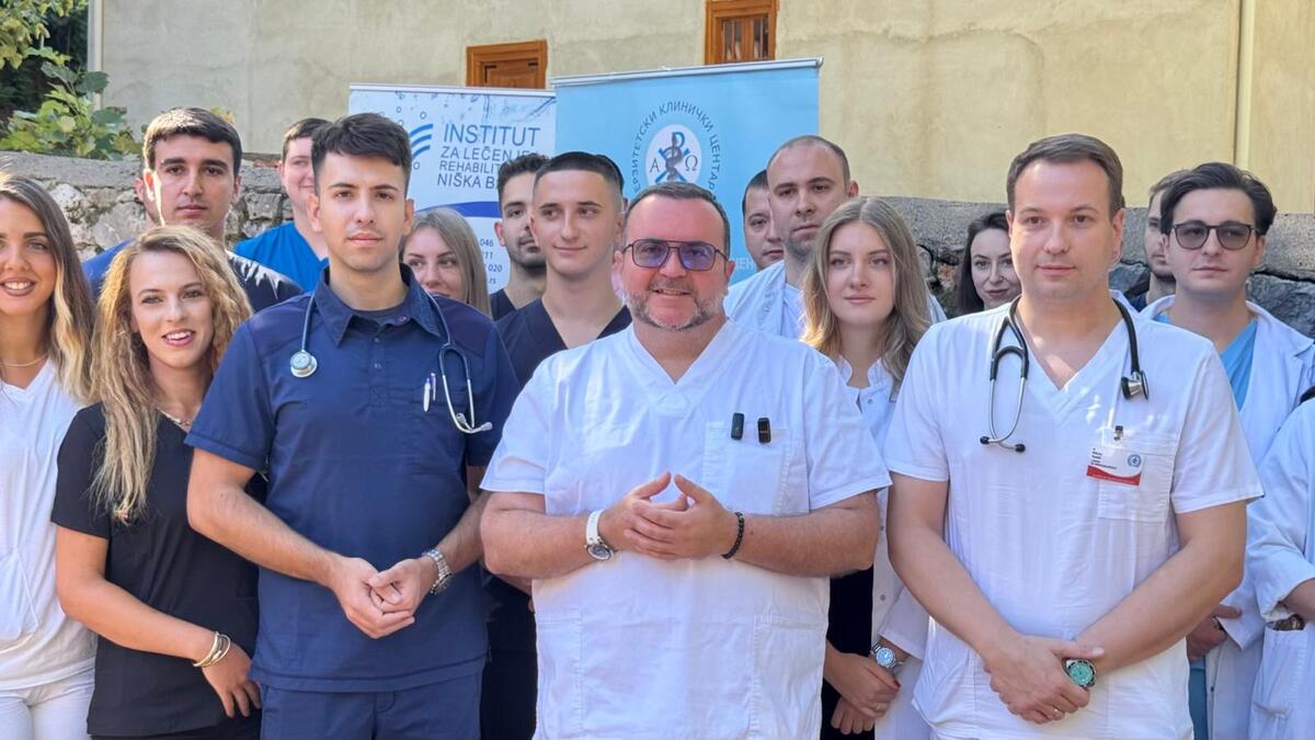 Grupa lekara i medicinskog osoblja UKC Niš u belim i plavim uniformama ispred zgrade
