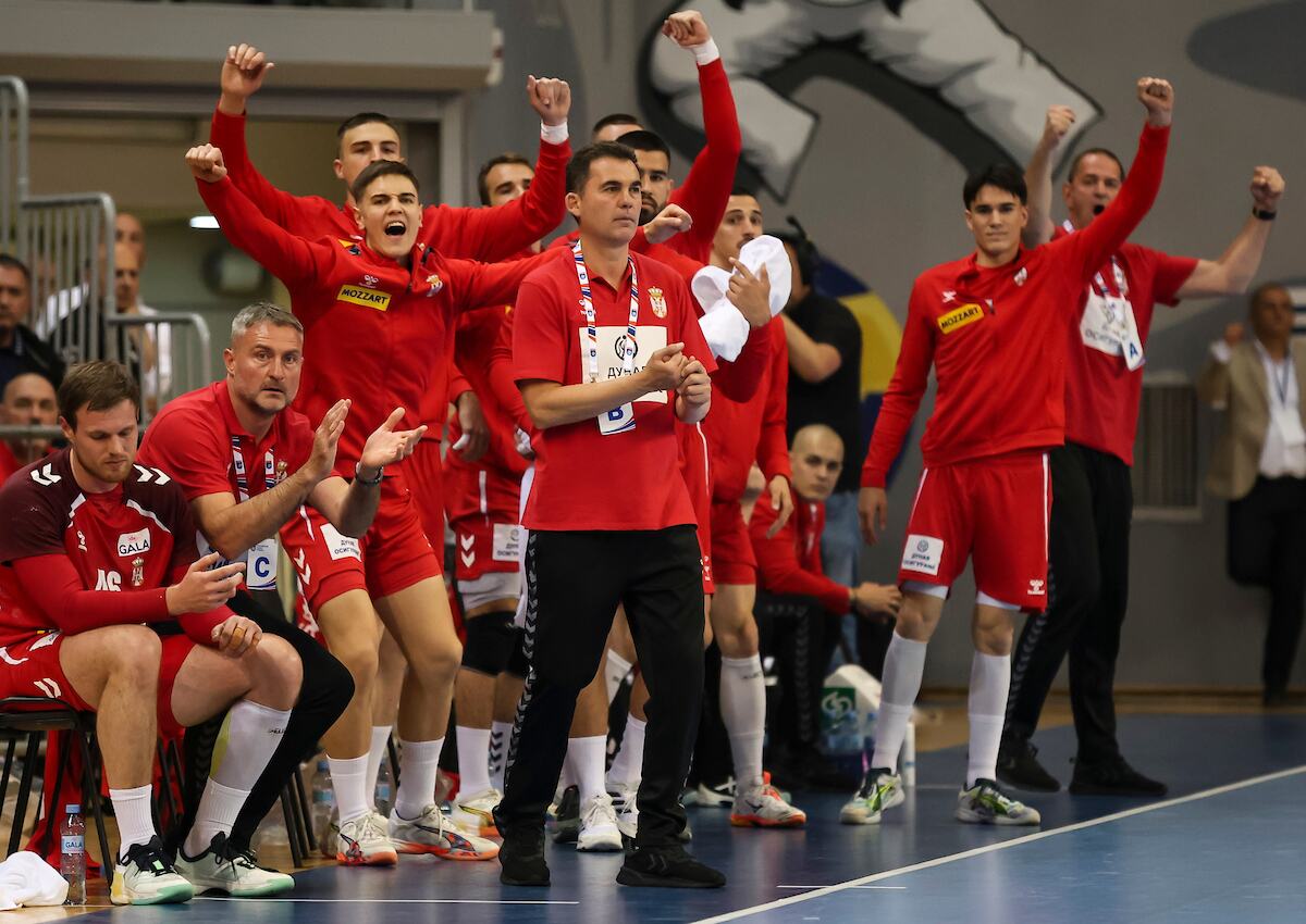 Klupa rukometne reprezentacije Srbije slavi tokom utakmice u dvorani