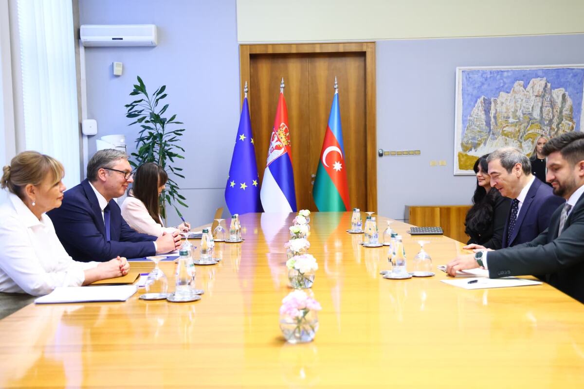 Delegacije Srbije i Azerbejdžana za stolom u Palati Srbija, u pozadini zastave Srbije, Azerbejdžana i EU