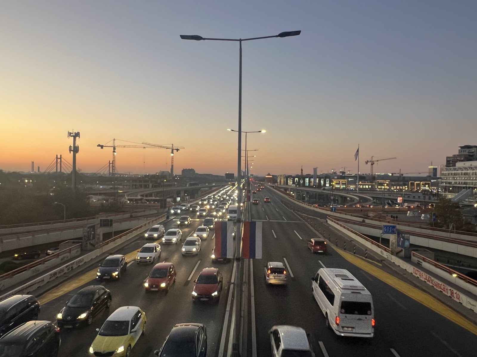 Gust saobraćaj na mostu Gazela u sumrak, kolone vozila u oba smera