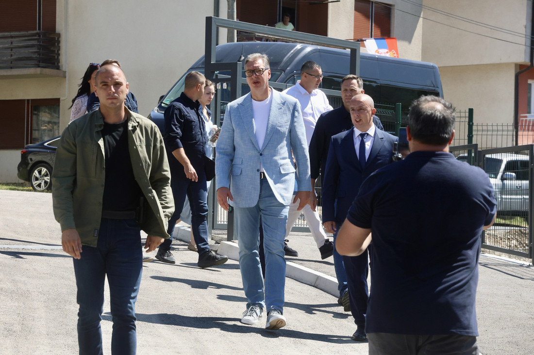 Aleksandar Vučić u svetloplavom sakou hoda ulicom u pratnji saradnika i obezbeđenja