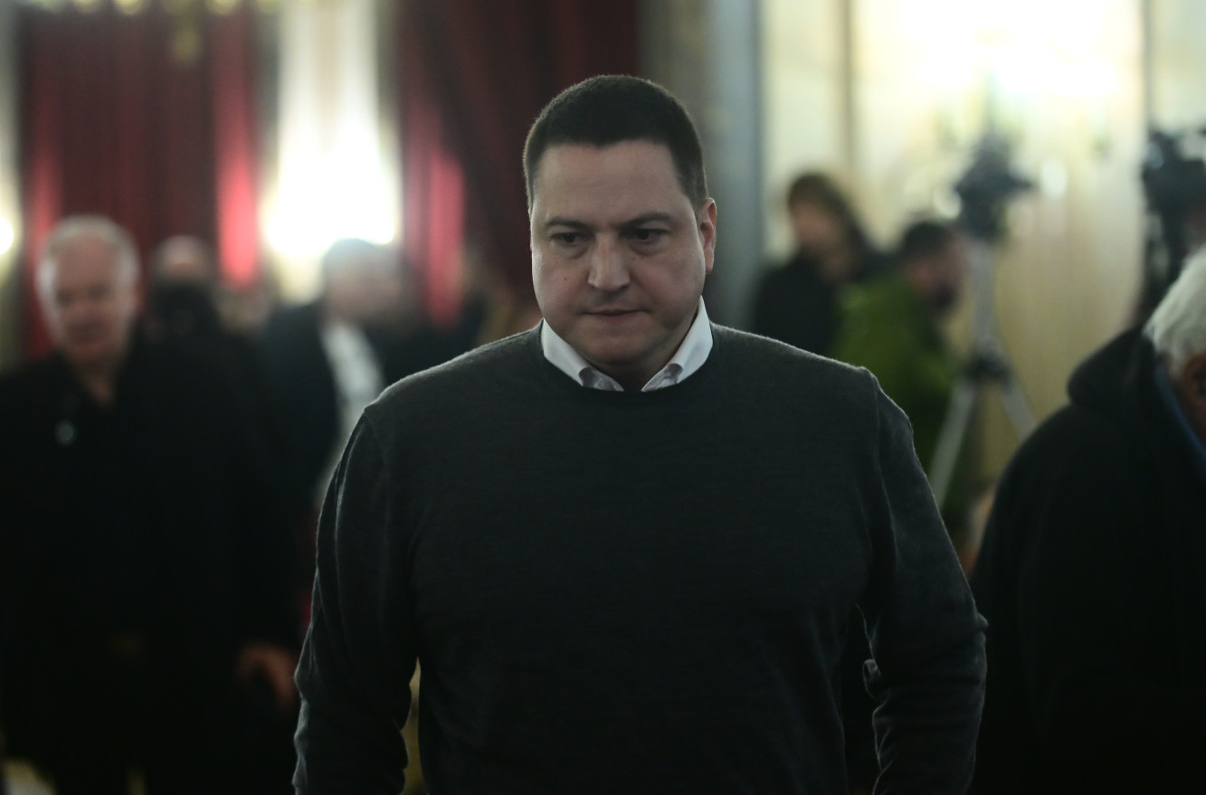 Branko Ružić u sivom džemperu prolazi kroz svečanu salu