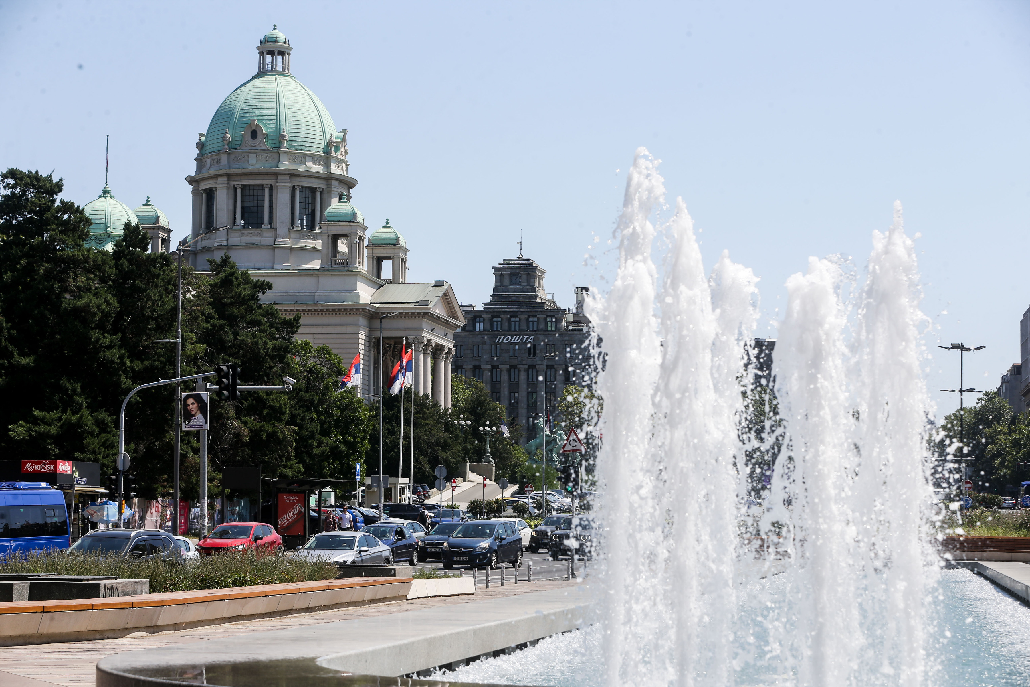 Fontana ispred zgrade Skupštine u Beogradu tokom vrelog letnjeg dana