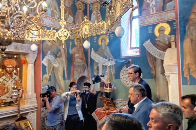 Aleksandar Vučić i Milorad Dodik u unutrašnjosti manastirske crkve oslikane freskama