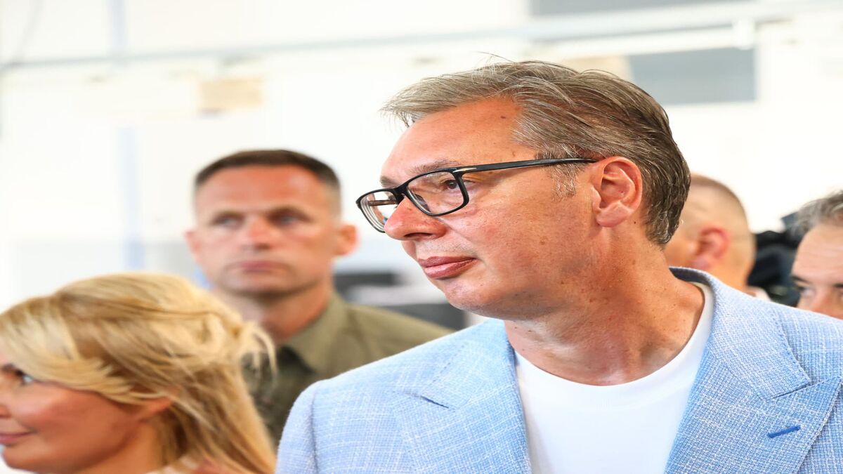 Aleksandar Vučić u svetloplavom sakou okružen saradnicima