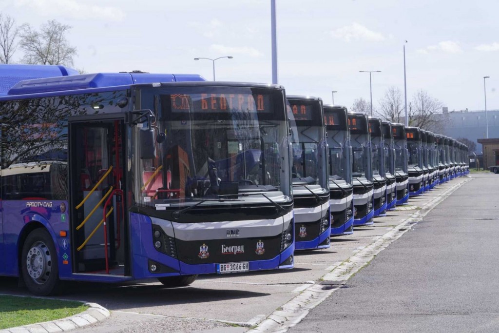 Niz parkiranih plavih gradskih autobusa sa oznakom Beograd