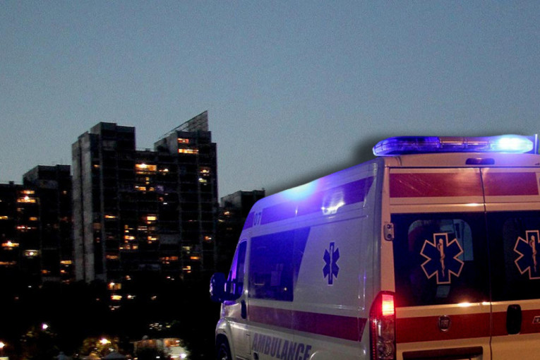 Vozilo Hitne pomoći sa upaljenom rotacijom noću ispred stambenih zgrada