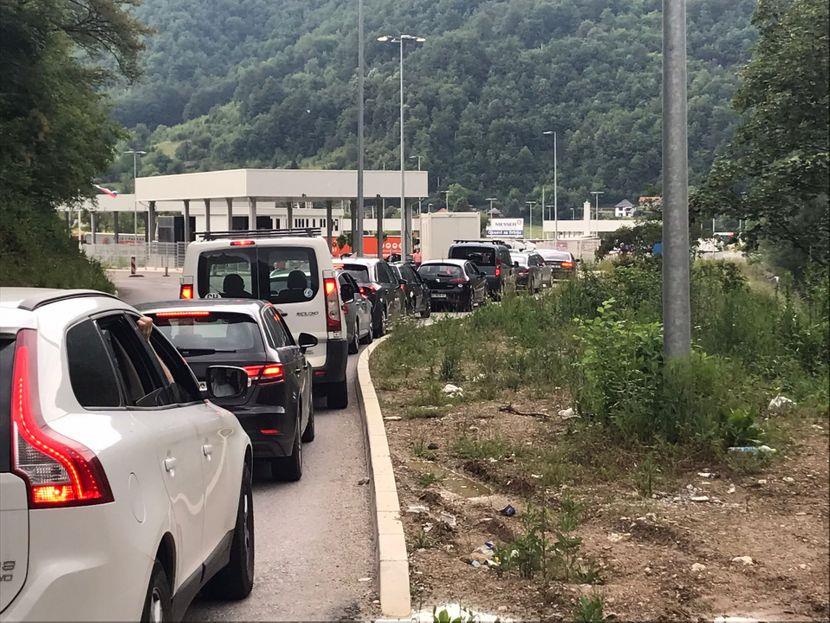 Kolona automobila u čekanju ispred graničnog prelaza