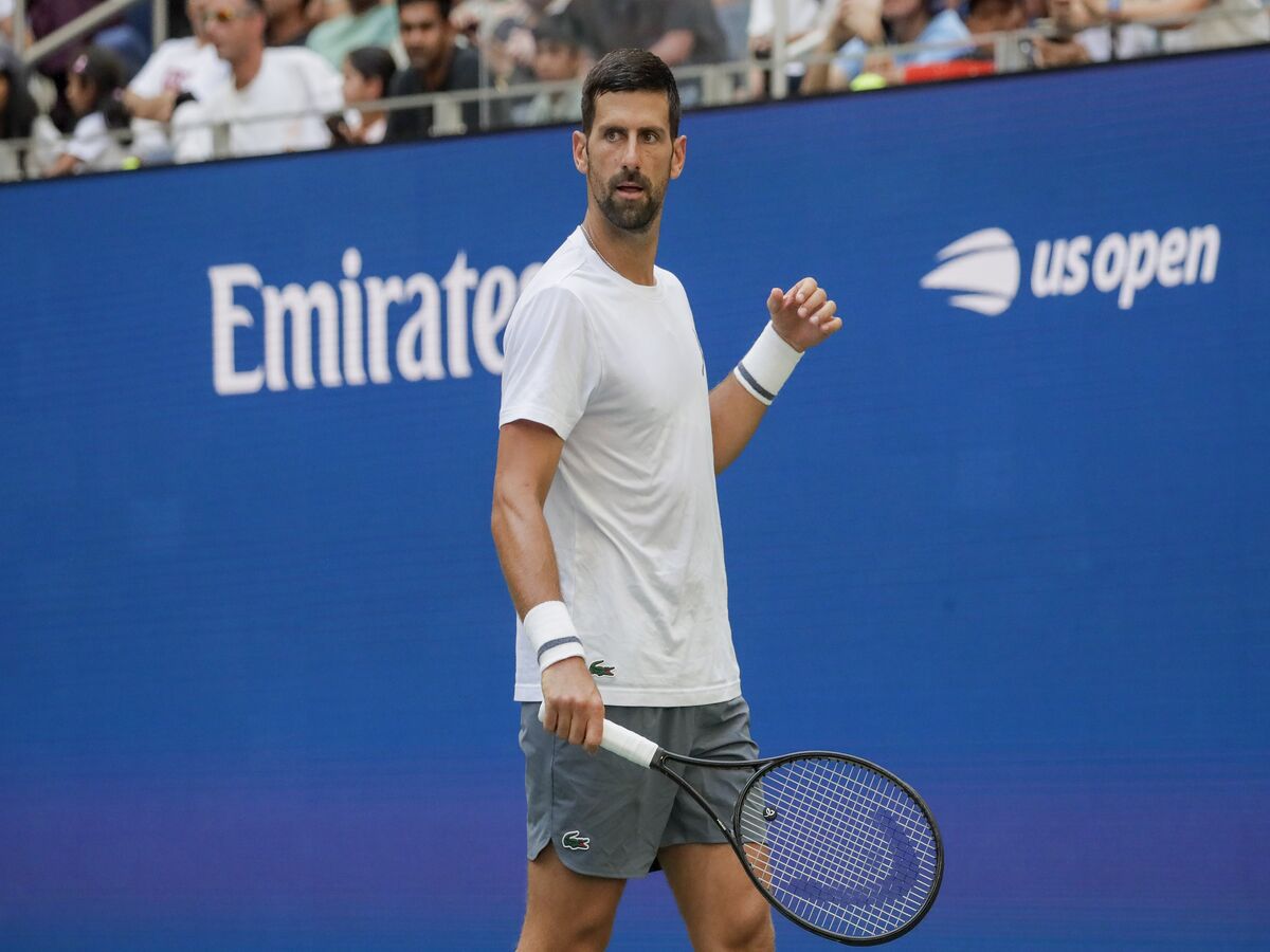 Novak Đoković sa reketom na terenu US opena, iza njega plava reklamna tabla