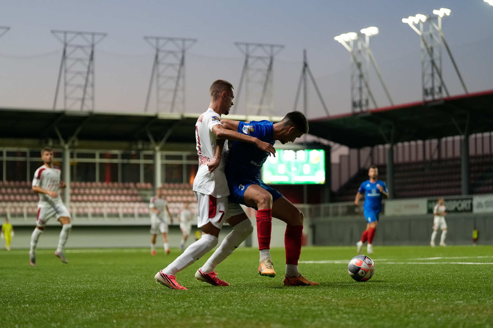 Duel fudbalera Voždovca i protivničkih igrača na stadionu pod reflektorima