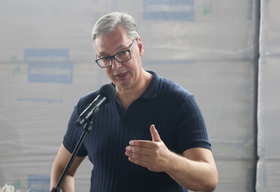 Aleksandar Vučić govori za mikrofonom, u tamnoplavoj majici sa kragnom